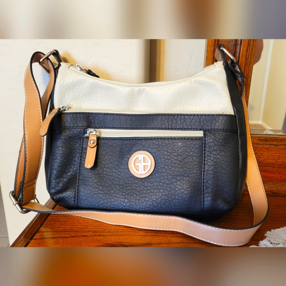 GIANI BERNINI Pebble Hobo Black Vachetta